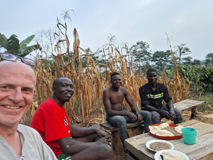 Repas partagé au bord d’un champ de maïs au Cameroun